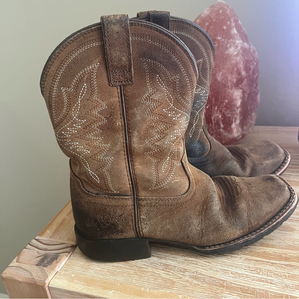 Ariat Kid’s Honey Bee Distressed Western Boot in Brown